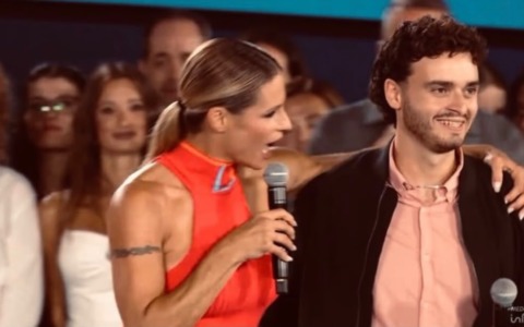 Un agente della Polizia Locale protagonista a Super Karaoke con Michelle Hunziker