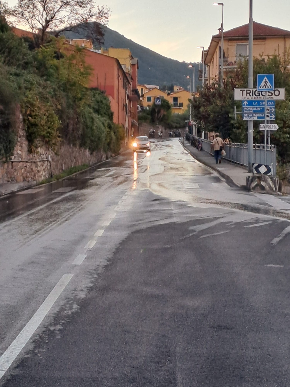 Sestri: rottura di un tubo in zona Trigoso