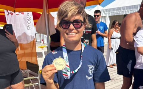 Daniela Valentino conquista l’oro ad Alghero: è campionessa italiana FISDIR di nuoto in acque libere