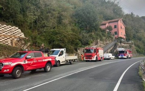 San Colombano, crollano massi sulla strada ad Aveggio: verifiche in corso