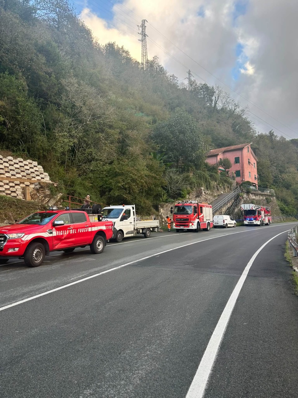 San Colombano, crollano massi sulla strada ad Aveggio: verifiche in corso