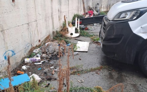 Sestri Levante, intervento di sgombero e pulizia parcheggio via Latiro
