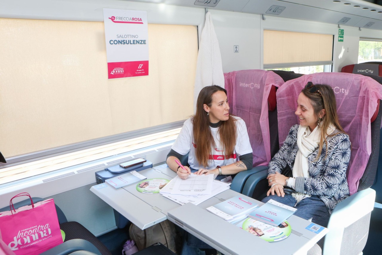Frecciarosa 2026 in Liguria: la prevenzione del tumore al seno viaggia a bordo dei treni Intercity