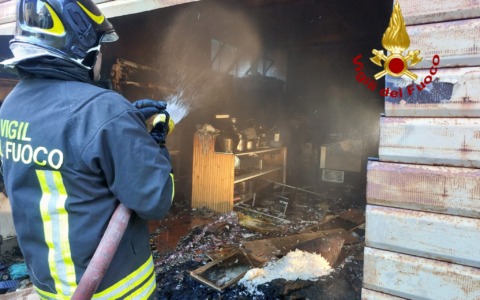 Incendio in un box a Santa, i Vigili del Fuoco tagliano la serranda per spegnere le fiamme