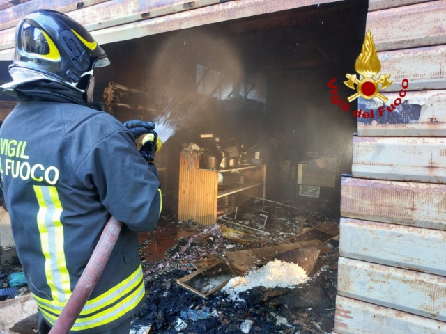 Incendio in un box a Santa, i Vigili del Fuoco tagliano la serranda per spegnere le fiamme