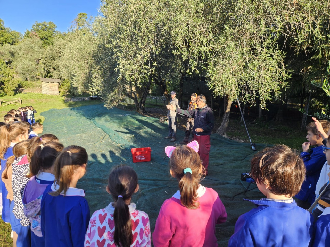 Gli alunni della scuola prima di via Lombardo agricoltori per un giorno