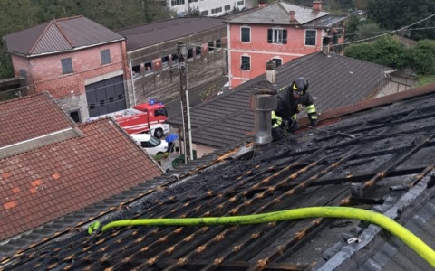 Tetto in fiamme a Piane di Cicagna