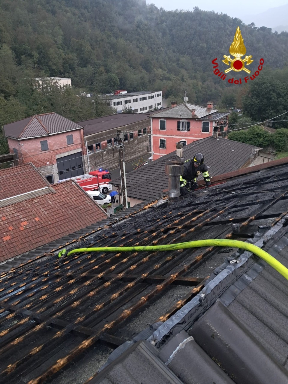 Tetto in fiamme a Piane di Cicagna
