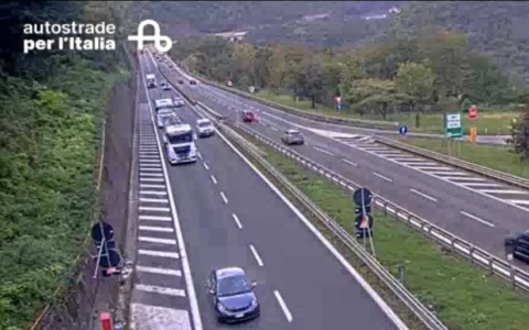 A12, camion in fiamme all’area di servizio tra Recco e Nervi: traffico e code verso Genova
