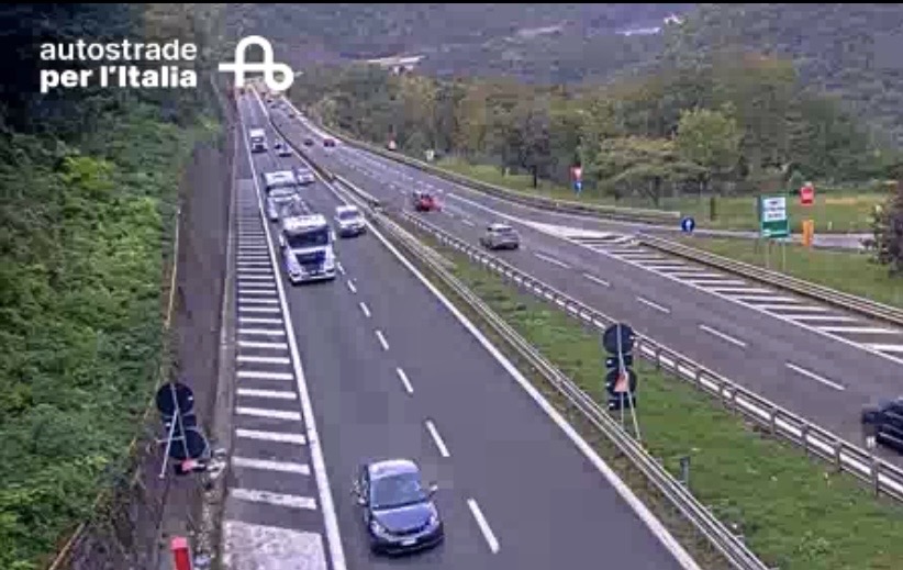 A12, camion in fiamme all’area di servizio tra Recco e Nervi: traffico e code verso Genova