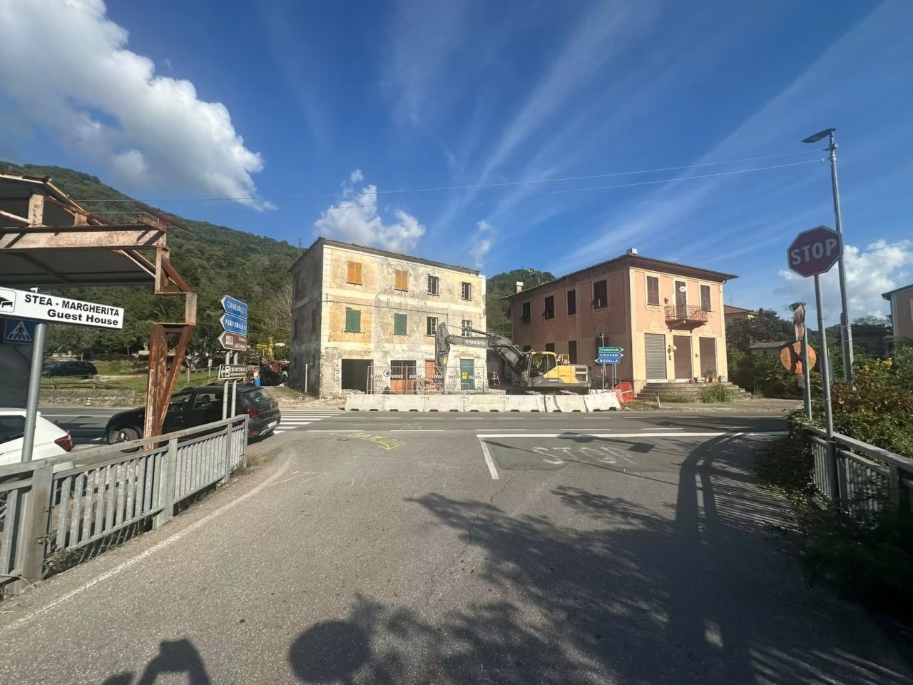 Demolito nella notte edificio pericolante a Calvari