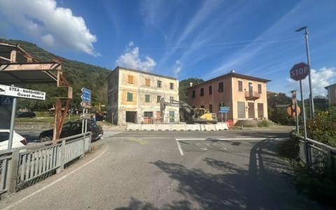 Demolito nella notte edificio pericolante a Calvari