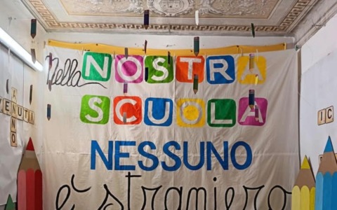 Chiavari, alla Della Torre lo striscione «Nella nostra scuola nessuno è straniero»