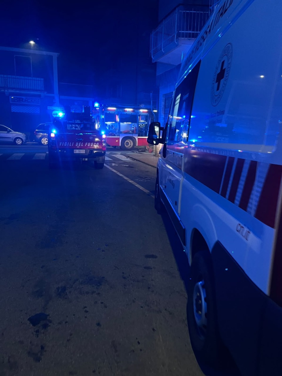 Sestri, incendio nella notte in un magazzino di vini