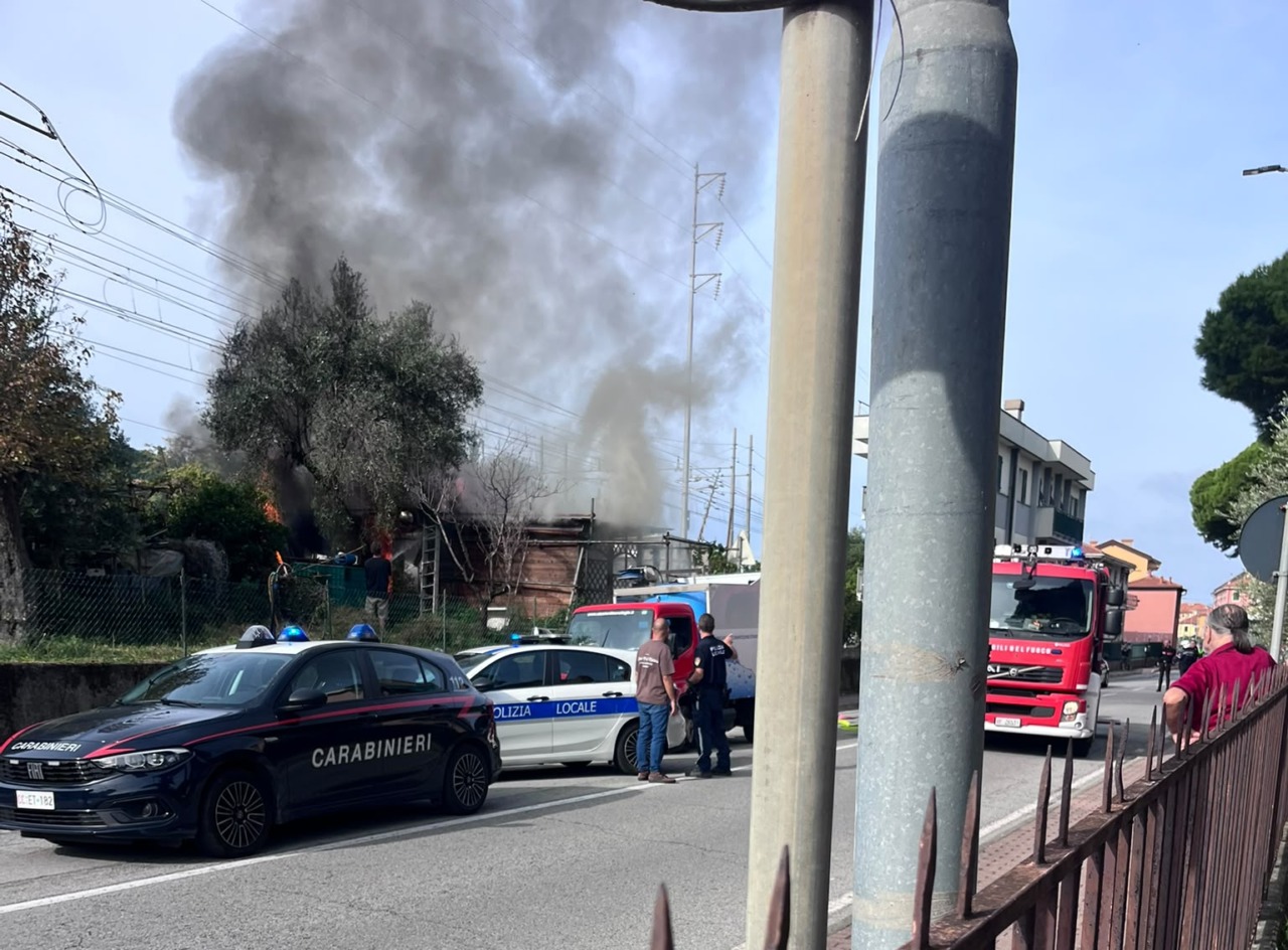 Incendio sull’Aurelia a Sestri Levante: nessun ferito