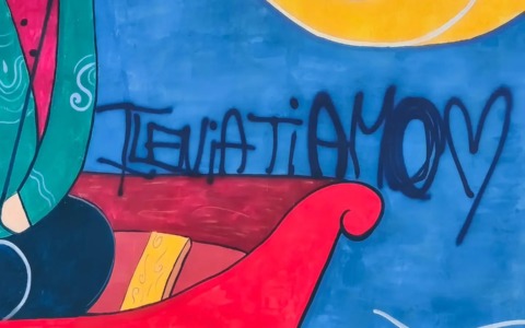 Murales sfregiato a Cavi Borgo, il vicesindaco di Lavagna: «Un gesto incivile. All’innamorato dico: scrivi una lettera»